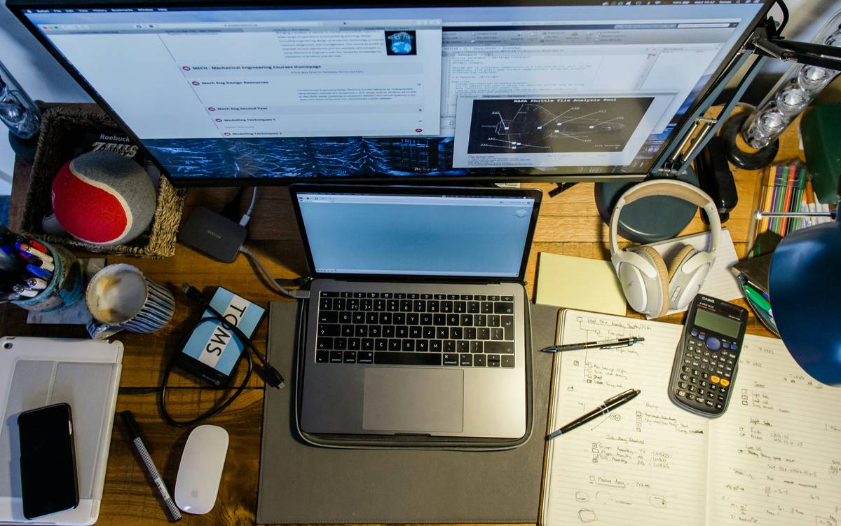 Timeline showing Microsoft Office licensing: perpetual licenses ended in 2019, Microsoft 365 subscription model dominates post-2020